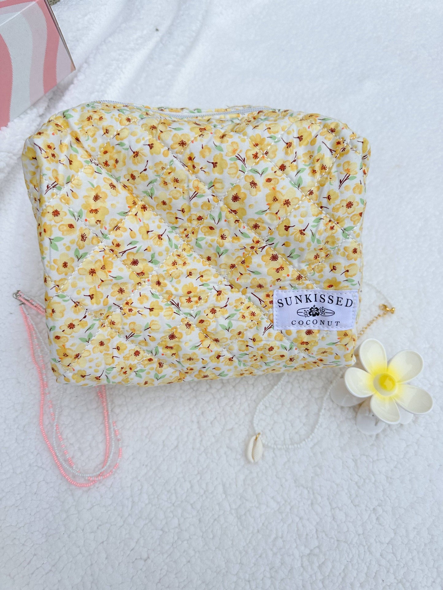 Maxi trousse jaune fleurie remplie de produits