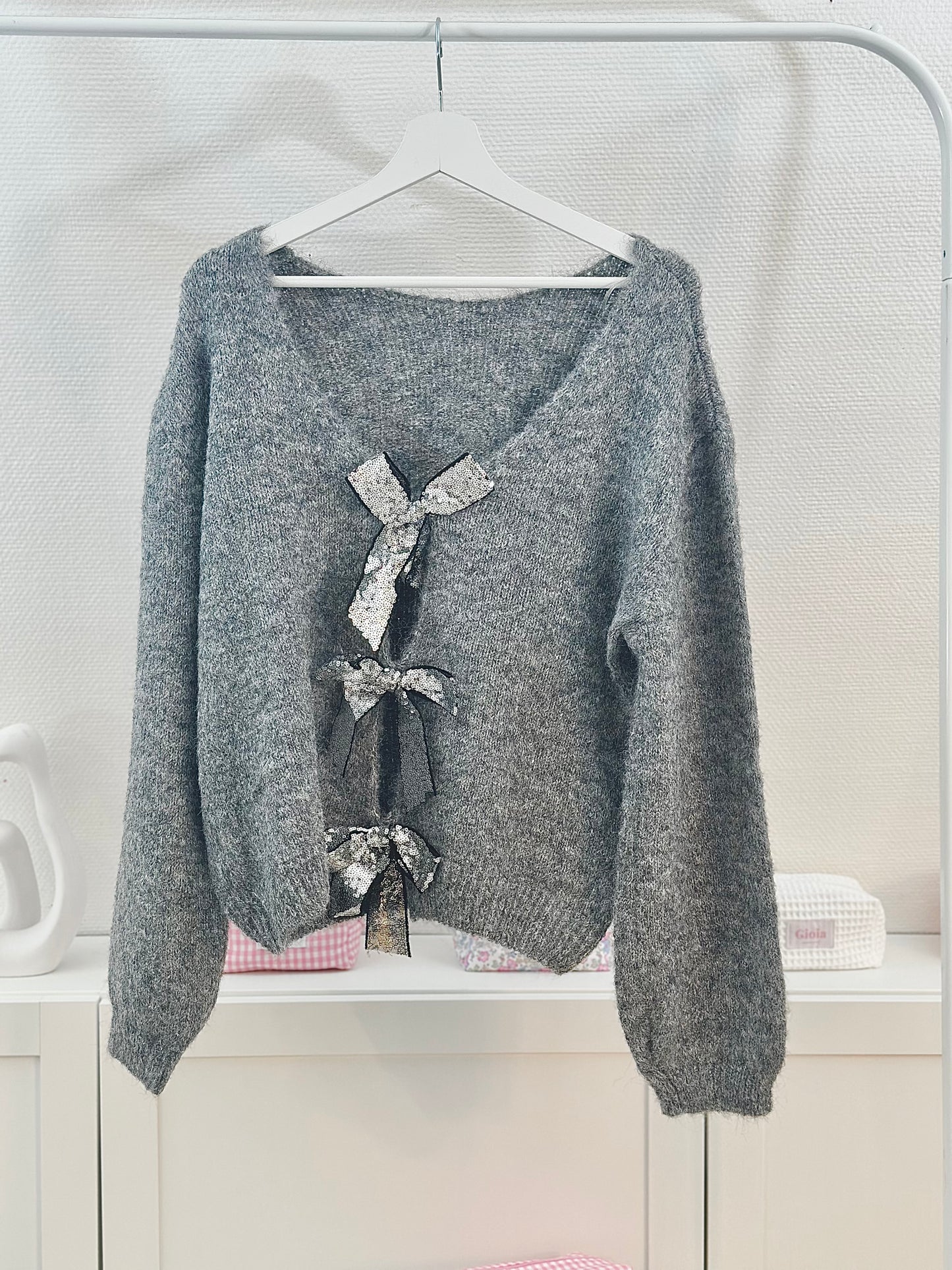 Pull gris foncé à noeuds pailletés