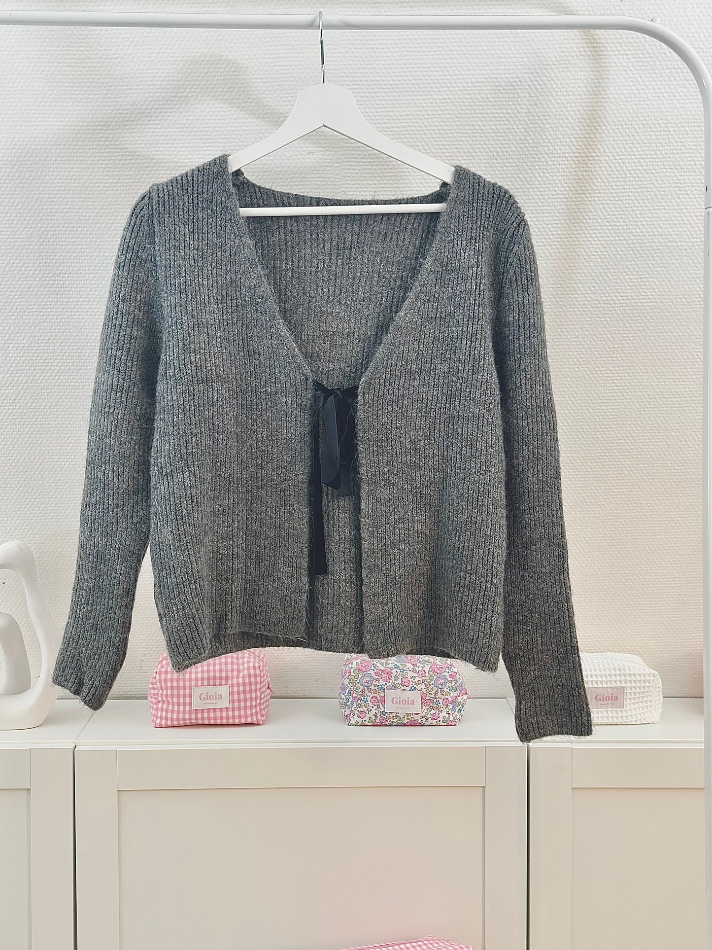 Pull gris foncé à noeud satiné noir