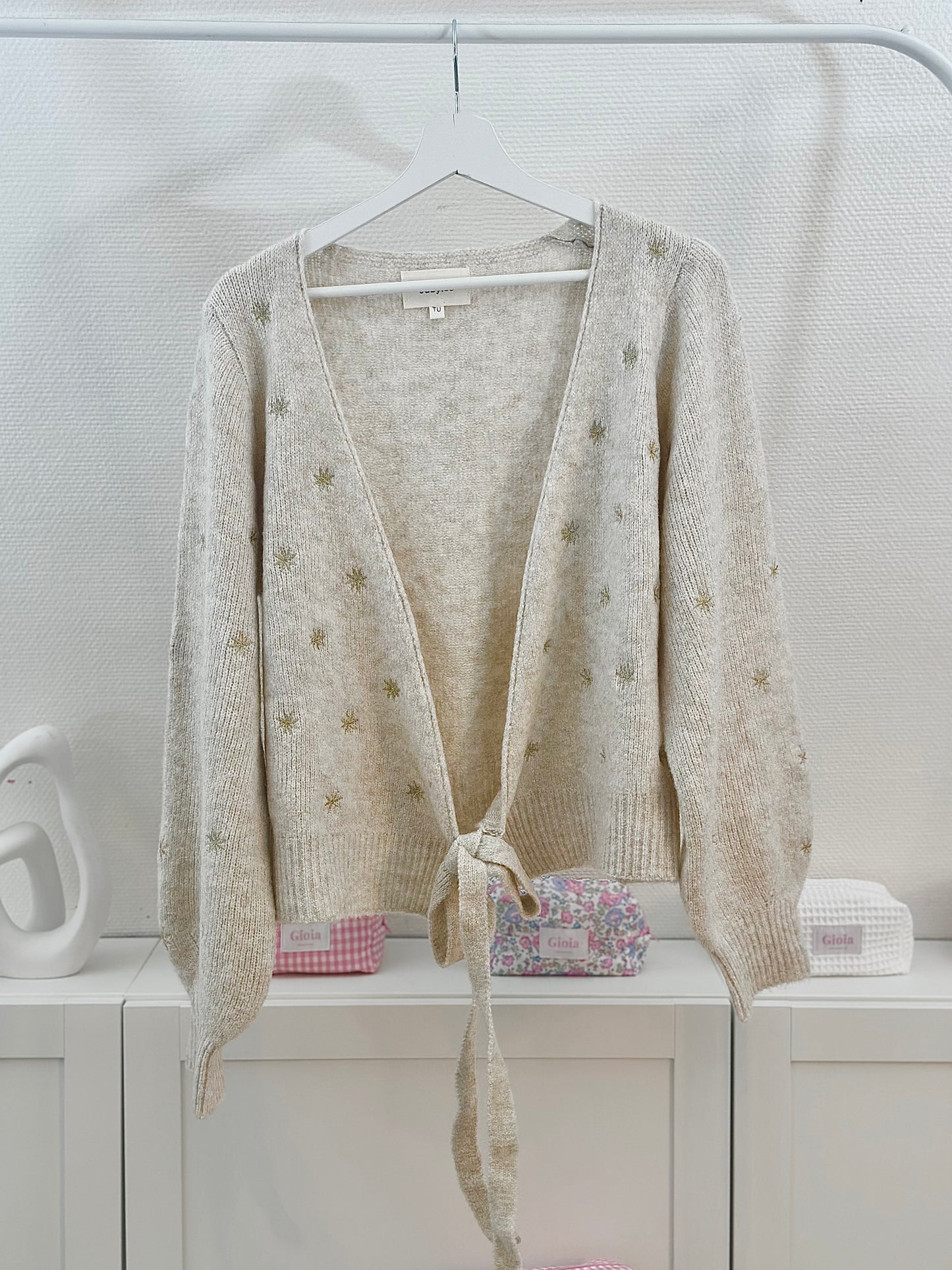 Gilet cache coeur beige avec étoiles dorées